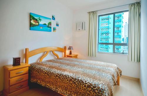 1 dormitorio con cama y ventana en Apto no centro, com ótima localização, en Balneário Camboriú