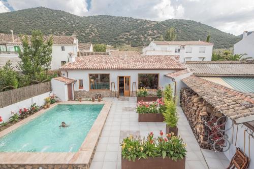 un hombre nadando en una piscina en una casa en Manuel de La Capilla en Arbuniel