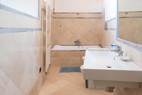 y baño con lavabo y bañera. en ABACA Rooms, en Lecce
