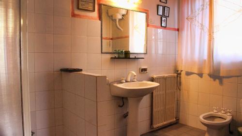 un bagno con lavandino e WC di Posada San Andres a La Cumbre