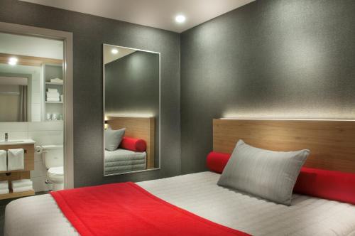 Postel nebo postele na pokoji v ubytování Ramada by Wyndham Laval