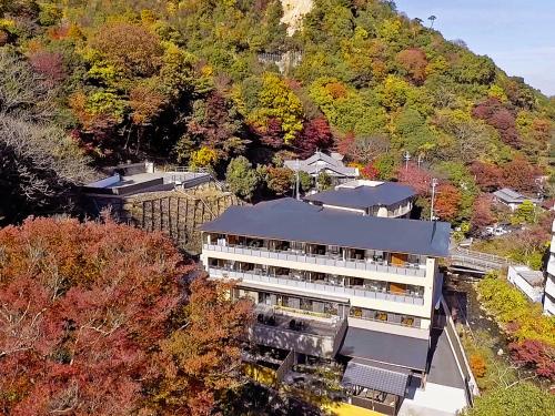 uma vista aérea de um edifício na floresta em Okuno Hosomichi em Kobe