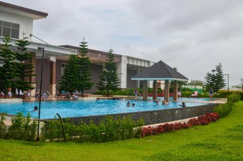 Kolam renang di atau dekat dengan 1 Bedroom Condo overlooking taal lake SMDC Wind Residences tagaytay City