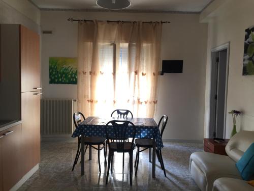 Una televisión o centro de entretenimiento en Appartahotelpuglia Gruppo Albergo Lamanna