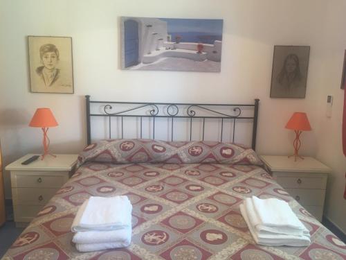 サン・フェリーチェ・チルチェーオにあるVilla Azzurraのベッドルーム1室(ベッド1台、ナイトスタンド2台、ランプ2つ付)