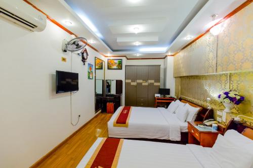Un pat sau paturi într-o cameră la A25 Hotel - 53 Tuệ Tĩnh