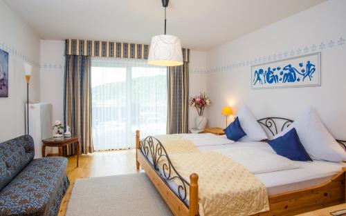 1 Schlafzimmer mit 2 Betten und einem Sofa in der Unterkunft Ferienwohnung Streifinger in Freyung