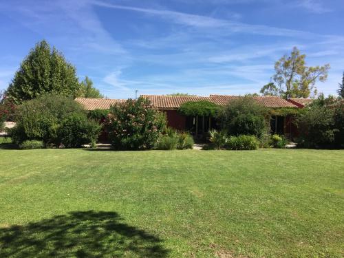 a house with a large yard in front of it at Les Bastidons d'Angèle in Carpentras