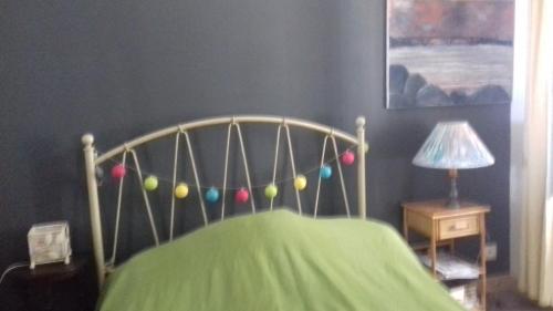 ブレストにあるstudio de charmeのベッドルーム1室(緑のシーツが敷かれたベッド1台付)
