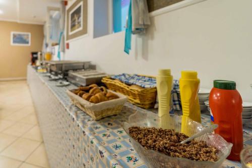 uma mesa com comida em tigelas sobre ela em Easy Star Hotel em Budapeste