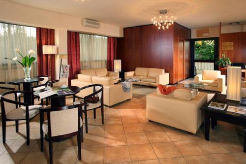 salon z kanapami i jadalnią w obiekcie Hotel Cassia w Rzymie