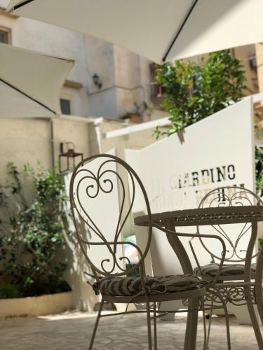 two chairs and a table with a heart on it at Il Giardino Della Regina in Gallipoli