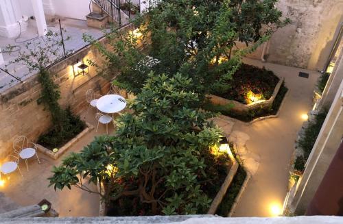 an overhead view of a garden with a table and trees at Il Giardino Della Regina in Gallipoli