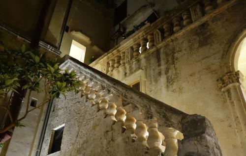 a stone staircase in a building with a plant at Il Giardino Della Regina in Gallipoli