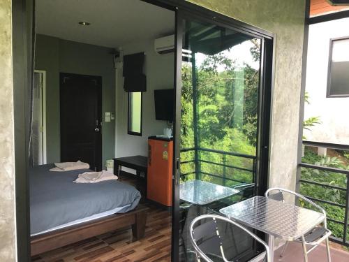 Ένα ή περισσότερα κρεβάτια σε δωμάτιο στο Sangkla Resort