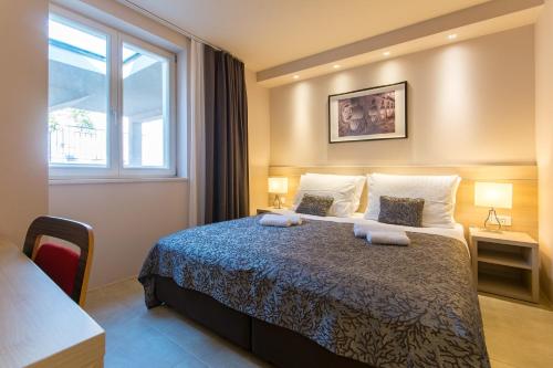 een slaapkamer met een groot bed met twee kussens bij Villa Molunat in Molunat