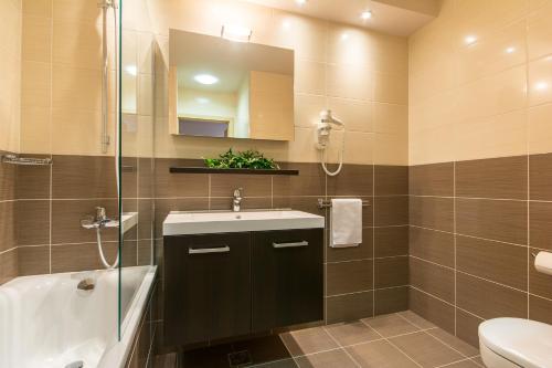 a bathroom with a sink and a shower and a mirror at Villa Molunat in Molunat