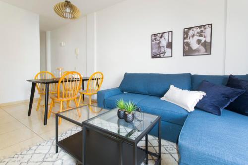 un soggiorno con divano blu e tavolo di Apartamento Good Morning Velvet a Vecindario