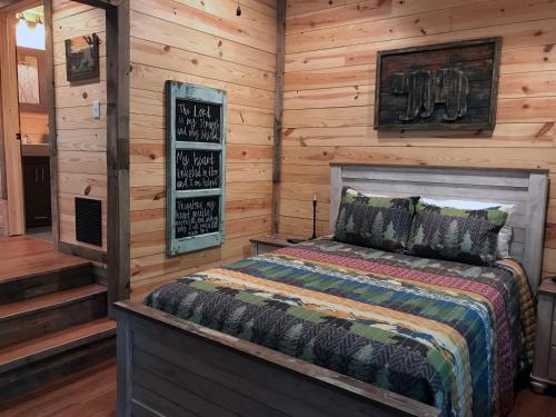 ein Schlafzimmer mit einem Bett in einem Blockhaus in der Unterkunft Art Loft in Sevierville