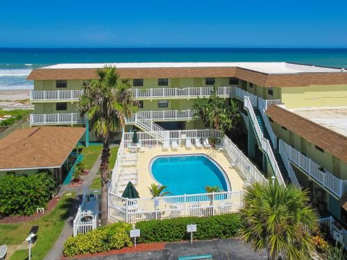 een luchtzicht op een resort met een zwembad en de oceaan bij Tuckaway Shores Resort in Melbourne