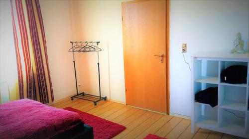 ハーゲンにあるMonteur Apartment Scarlettのベッドとドア付きの部屋