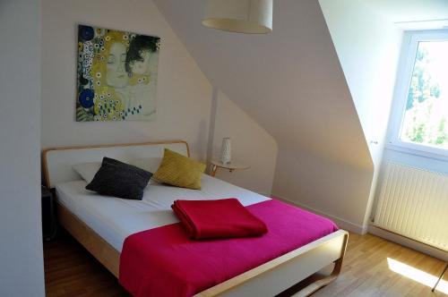 een bed met twee kussens erop in een kamer bij Maison Roche Blanche in Port Blanc