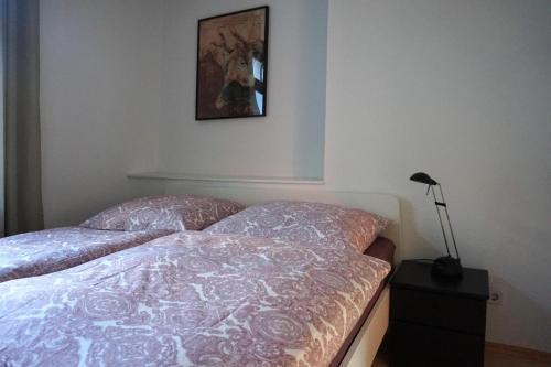 um quarto com uma cama e uma fotografia na parede em Ferienwohnung am Stadtpark em Erfurt