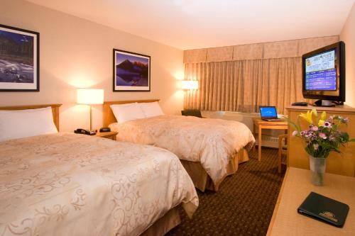 Tempat tidur dalam kamar di Woodlands Inn & Suites