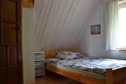 Posteľ alebo postele v izbe v ubytovaní Domek Klimaty Kamieńczyk