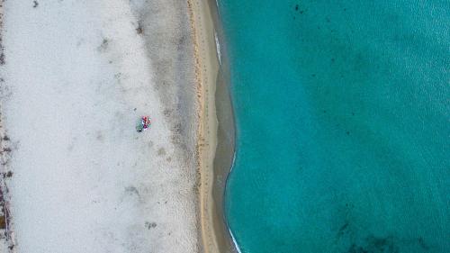 an overhead view of the beach and the ocean at Camping Ermosa in Posada