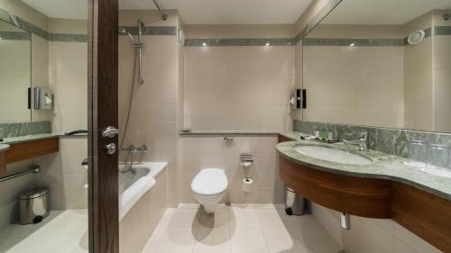 Koupelna v ubytování Cavan Crystal Hotel