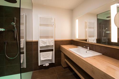 テルラーノにあるホテル グライフェンシュタインのバスルーム(シンク、シャワー付)