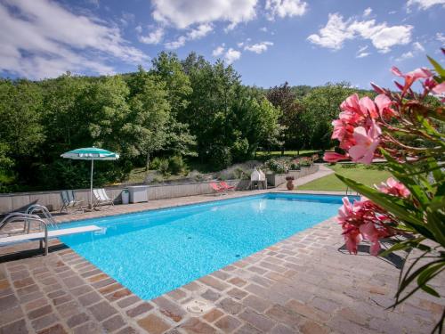 una piscina en un patio con jardines en Belvilla by OYO Giardino delle Giare en Castiglion Fiorentino