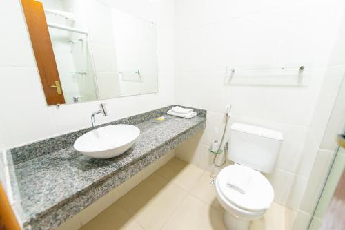 łazienka z umywalką i toaletą w obiekcie Hotel Regional JF w mieście Juiz de Fora