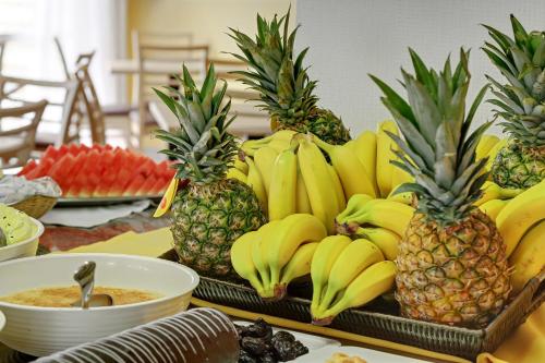 un mazzo di ananas e banane su un tavolo di Hotel Palia Dolce Farniente 3 Sup a Cala d´Or