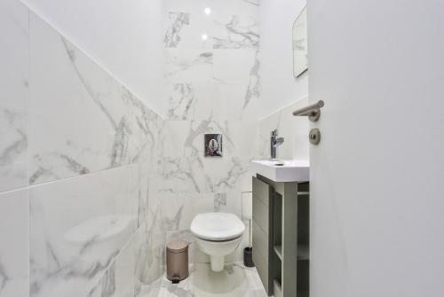 パリにある67 - Amazing Parisian Flatの白いバスルーム(トイレ、シンク付)