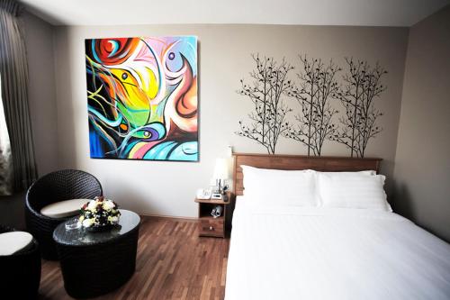 Een bed of bedden in een kamer bij Merchant Art Hotel