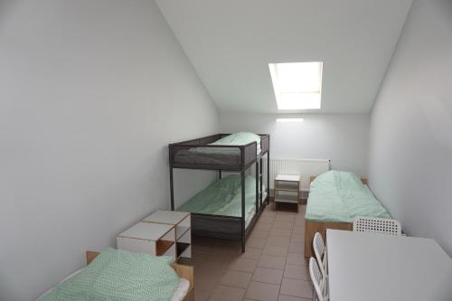 מיטה או מיטות קומותיים בחדר ב-Kwatery pracownicze