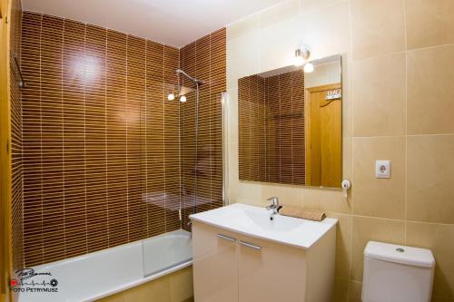 サン・ペドロ・デル・ピナタルにあるBlanco Apartmentのバスルーム(洗面台、トイレ、鏡付)