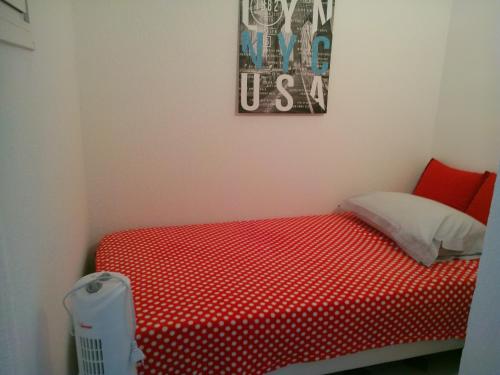 アンティーブにあるappartement Terrasse magnifique vue mer et yachtsのベッドルーム(赤いベッド、白い水玉付)