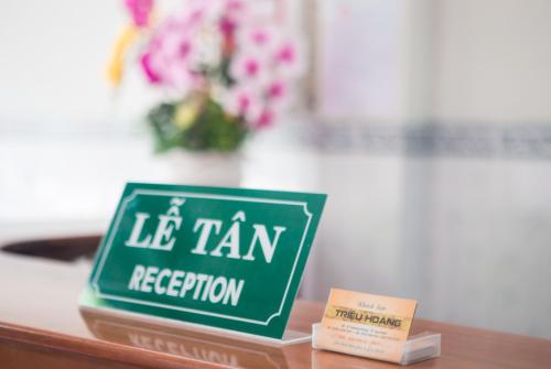 una señal que dice que le tam recepción en una mesa en Triệu Hoàng Hotel, en Quy Nhon