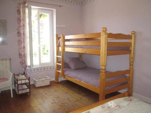 a childs bunk bed in a room with a window at Maison Confortable WI-FI Animaux oui in Marennes
