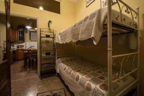 sypialnia z łóżkiem piętrowym i kuchnia w obiekcie Relais Buonfanti w mieście Pistoia