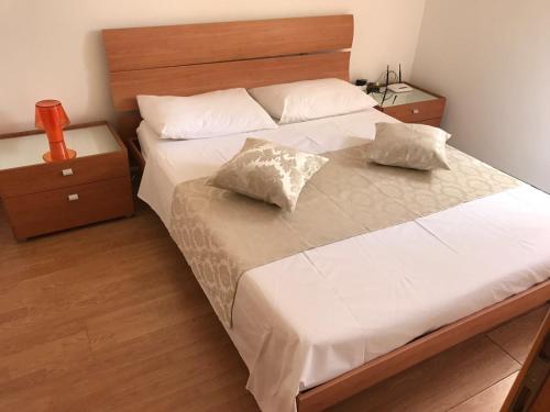 Una cama o camas en una habitación de Apartments Josip