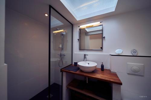 Koupelna v ubytování Gite bord de Marne Paris