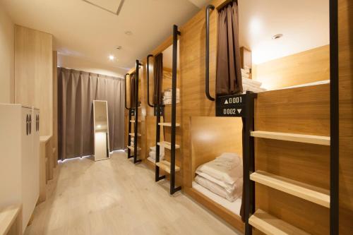 Ένα ή περισσότερα κρεβάτια σε δωμάτιο στο Tabist CapsuleHotel APODS Himeji Station