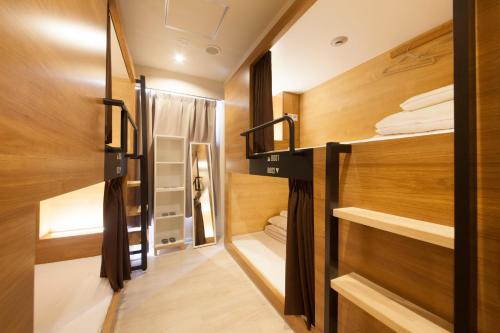 Ένα ή περισσότερα κρεβάτια σε δωμάτιο στο Tabist CapsuleHotel APODS Himeji Station