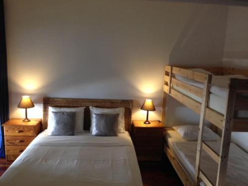 1 dormitorio con 2 literas y 2 lámparas en Palm Guesthouse B&B Rooms, en Cascais