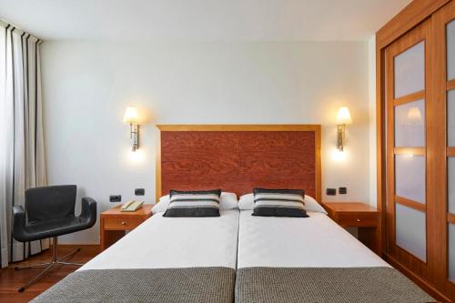 A bed or beds in a room at Exe Plaza Delicias