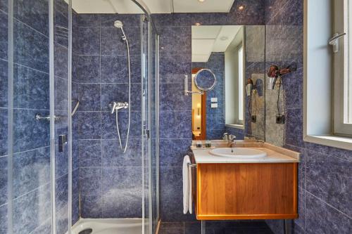 a bathroom with a shower and a sink at Exe Plaza Delicias in Zaragoza